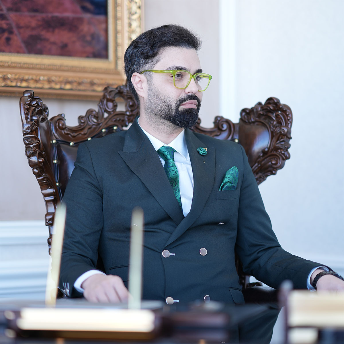 ماکان آریا پارسا در دفتر کار خود