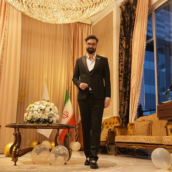 ماکان آریا پارسا در دفتر کار خود