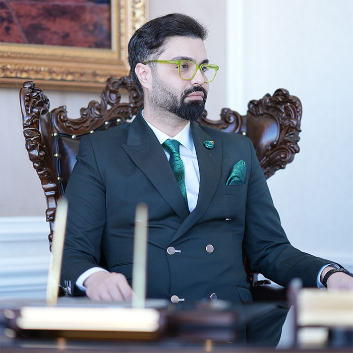 ماکان آریا پارسا در دفتر کار خود