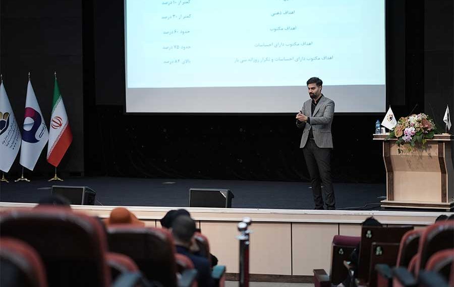 ماکان آریا پارسا در حین سخنرانی