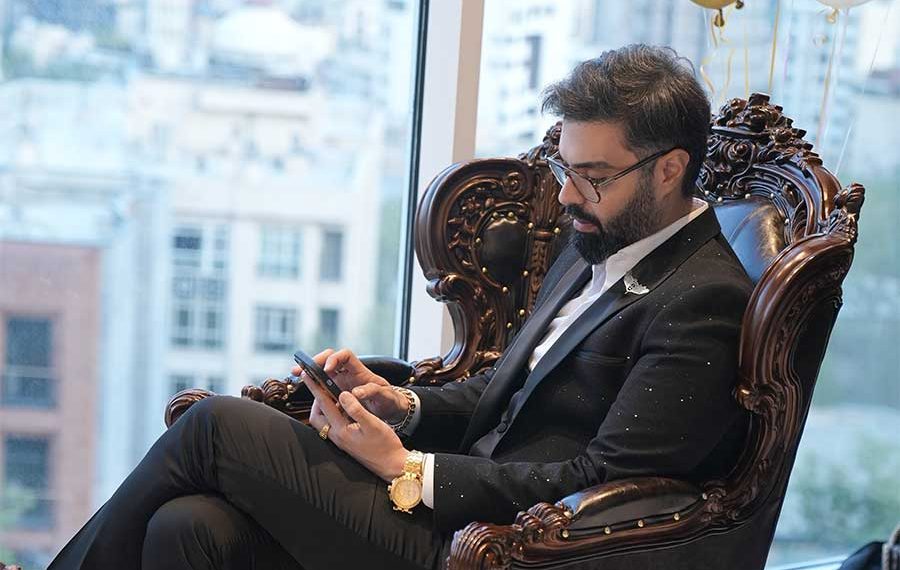 ماکان آریا پارسا در دفتر کار خود